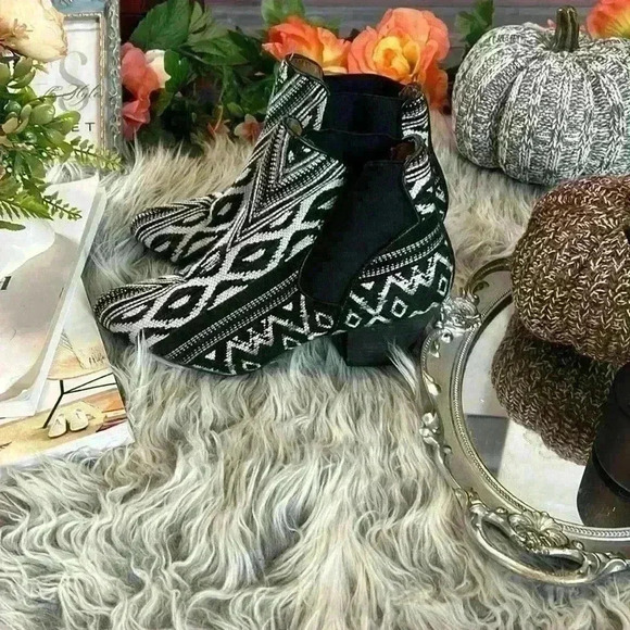 67 Sixtyseven Black & White Geometric Print Heeled Modern Boho Knit Ankle Boots - Picture 4 of 9
